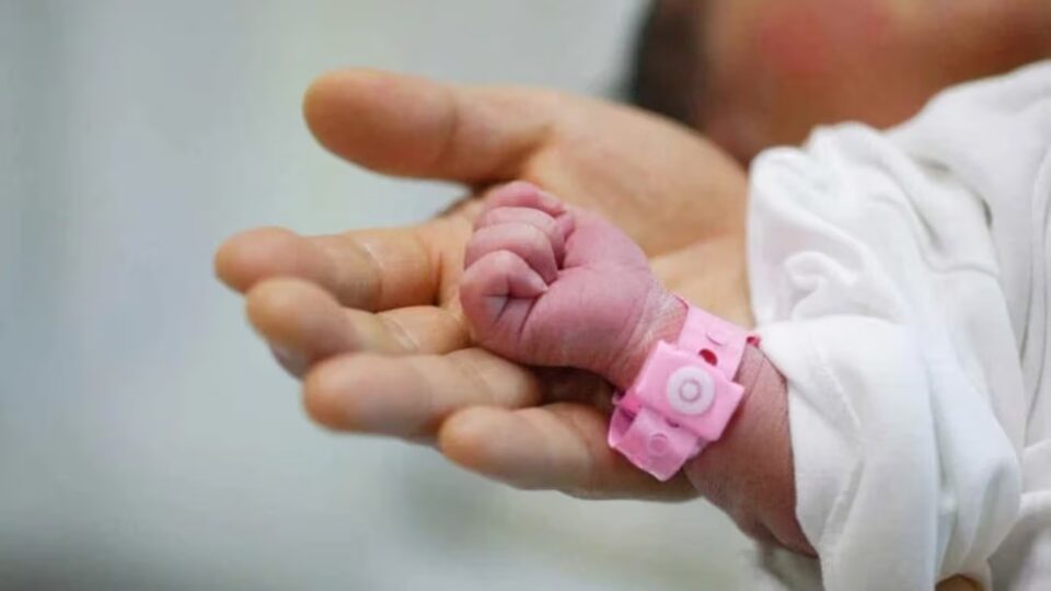 Promueven la adopción de un bebé abandonado luego de nacer por subrogación de vientre