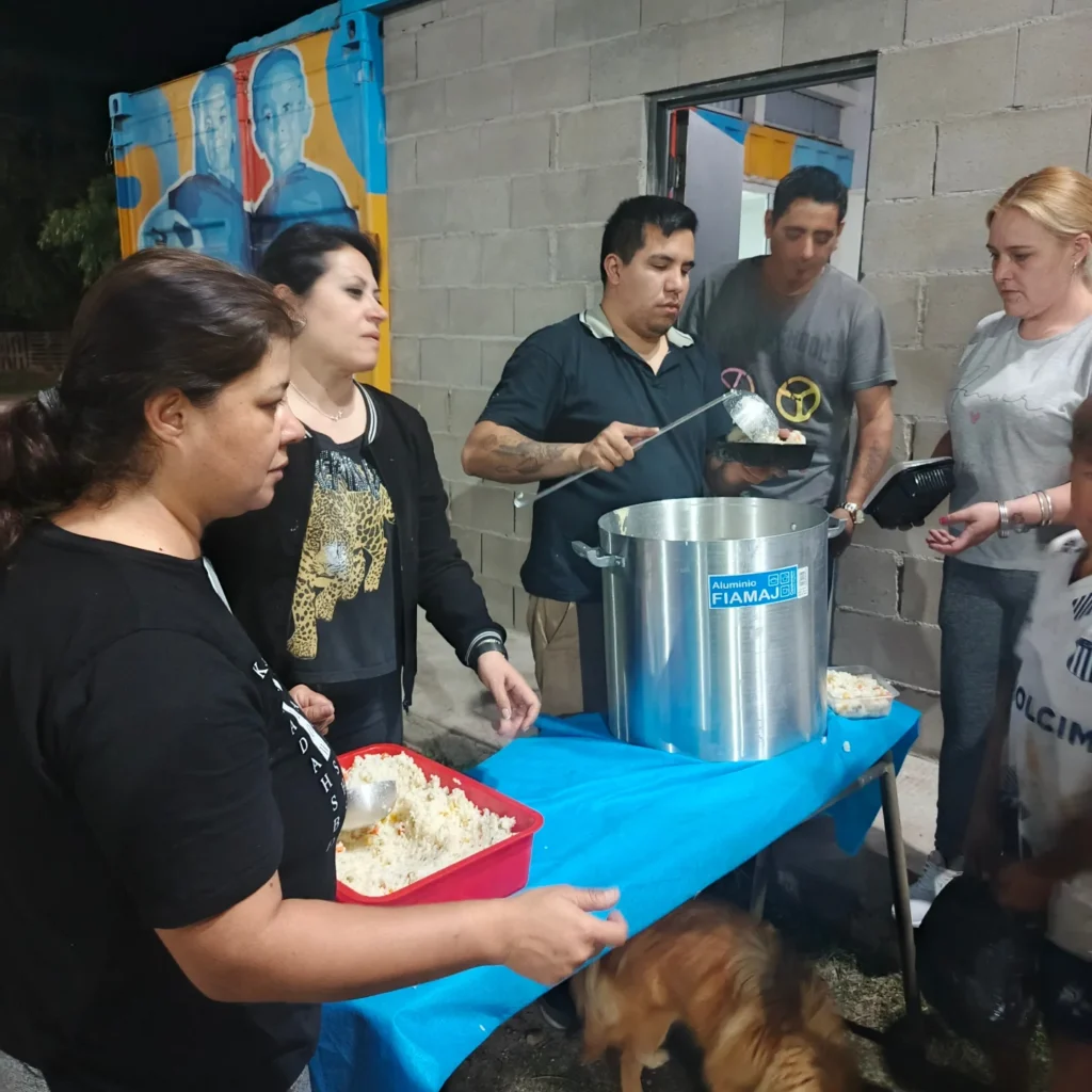 A un mes del inicio, la olla popular de Parque Virrey Este ya entregó 150 raciones
