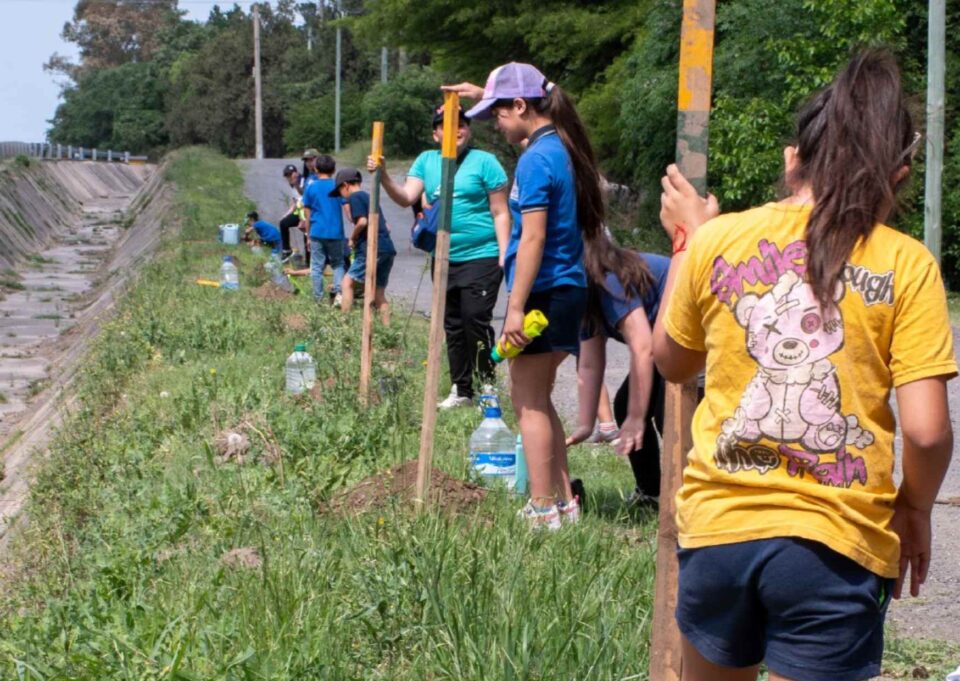 Manos que siembran conciencia: nueva jornada ambiental en Villa Parque Santa Ana