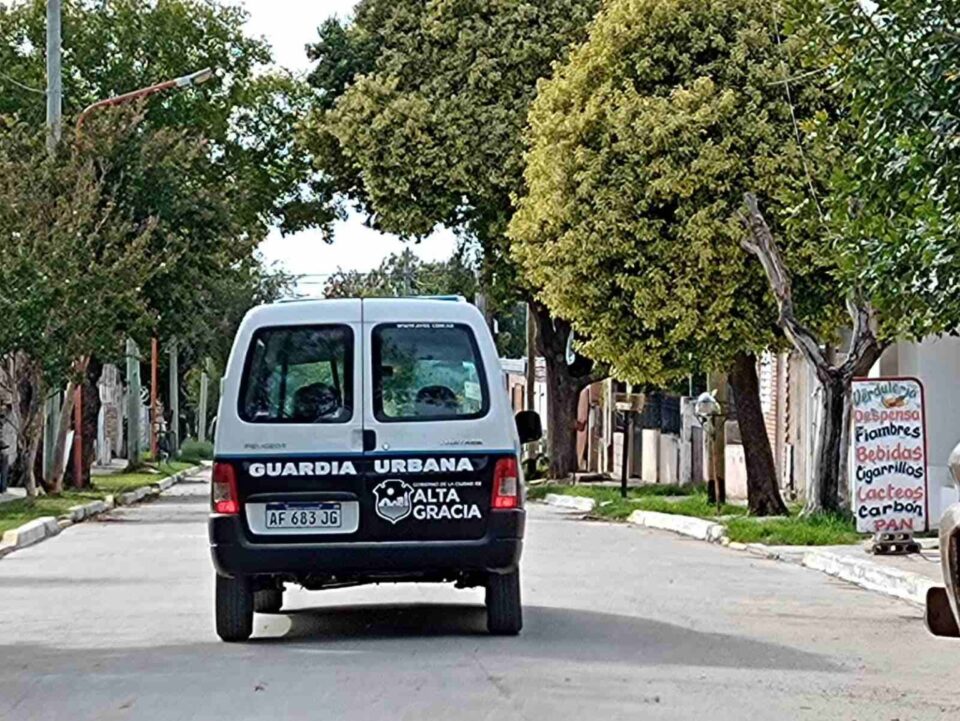 Tranqui la nena: una menor fue aprehendida tras dañar un móvil de guardia urbana