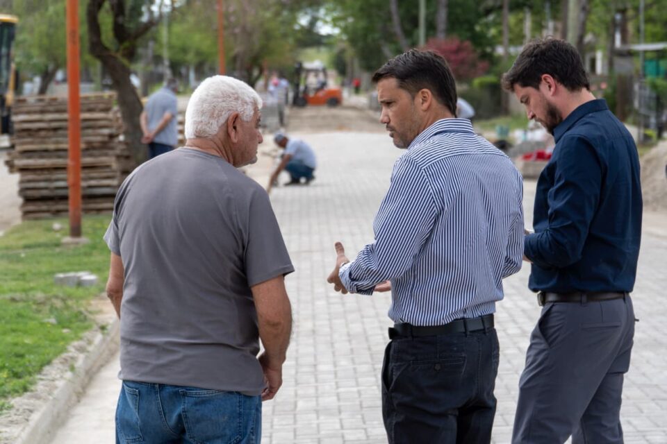 Marcos Torres recorrió las obras de adoquinado de Bv. Los Comechingones