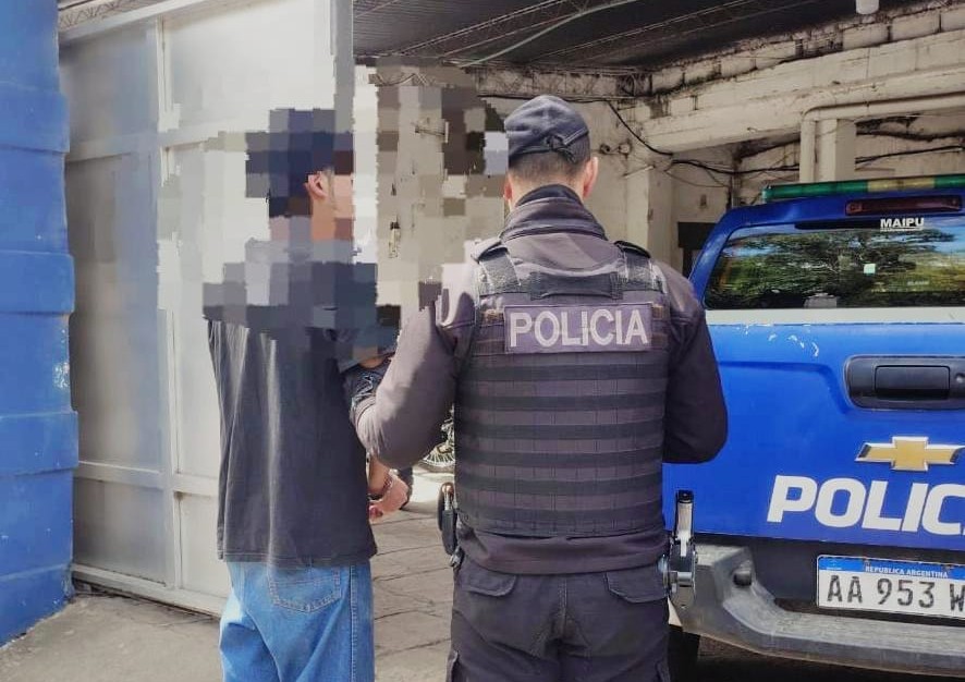 Grave episodio de violencia en El Crucero: golpeó a su ex en plena calle