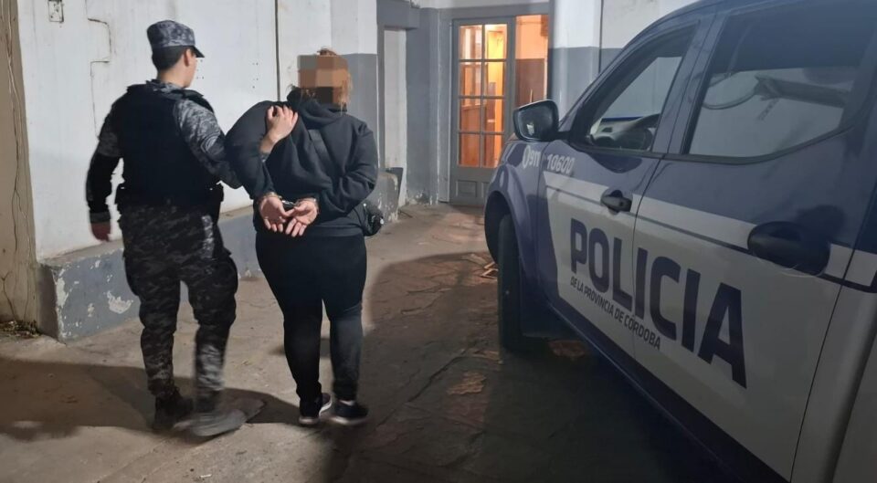 Intentó agredir a su expareja con un cuchillo y terminó detenida