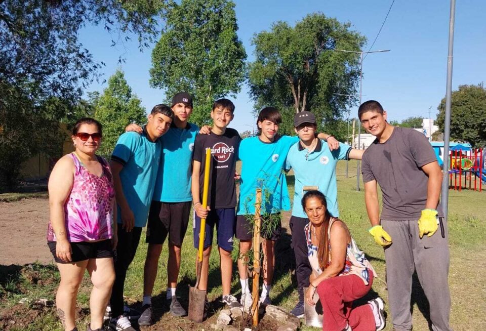 Alumnos de la Escuela ProA plantaron árboles autóctonos en la reserva de Barrio Liniers