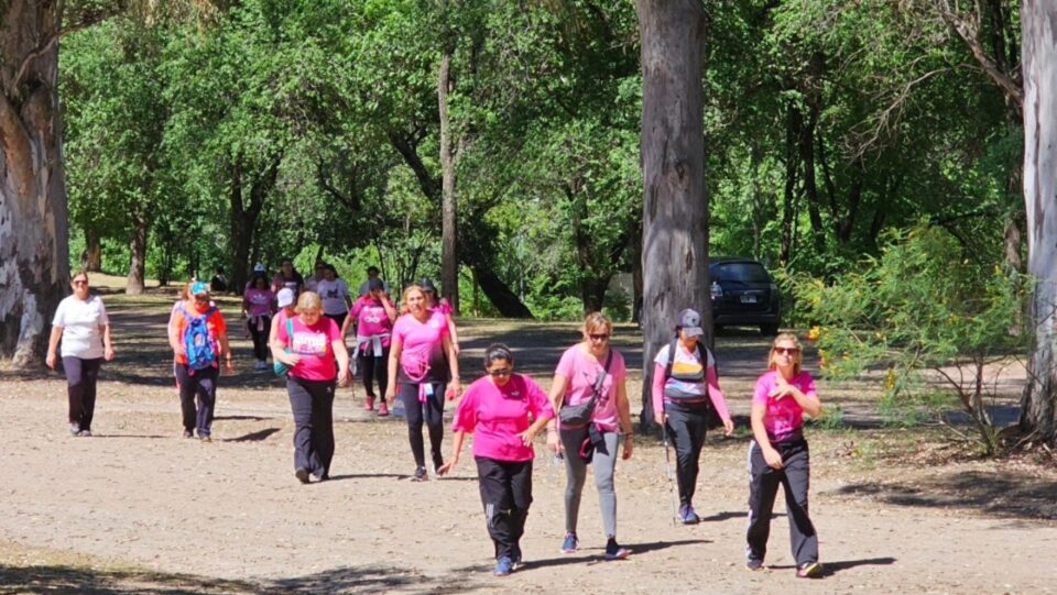 Se realizó una nueva edición de la Caminata Rosa en el Parque Garcia Lorca