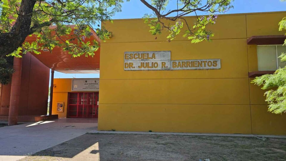 Nunca es tarde: vecinos podrán completar sus estudios en la escuela Julio Barrientos
