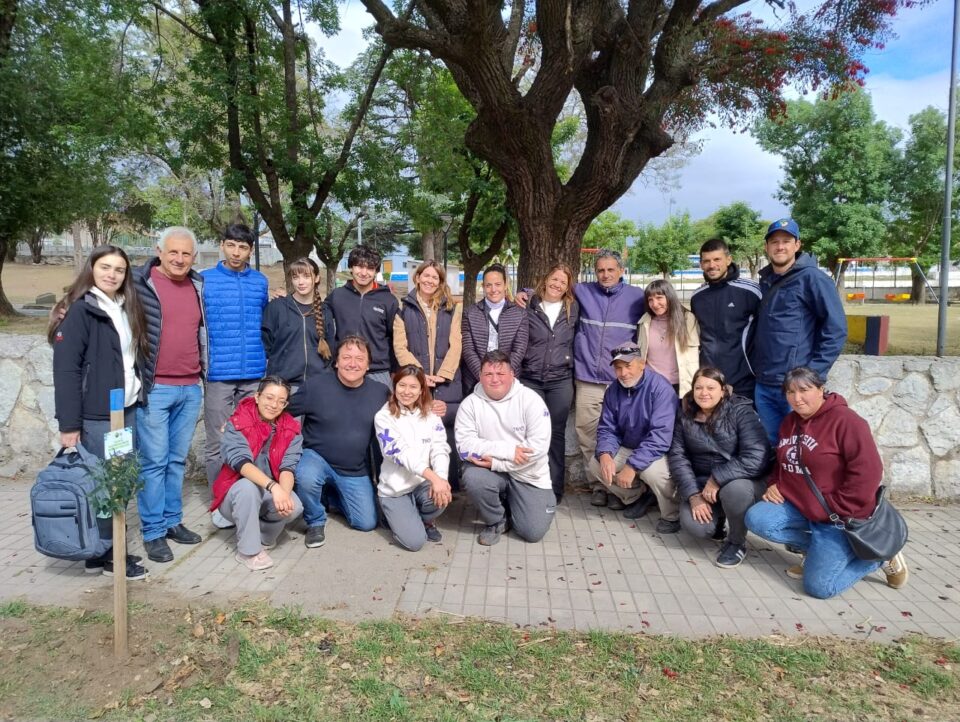 Estudiantes del Manuel de Falla participaron de una jornada de reforestación en el Parque Infantil