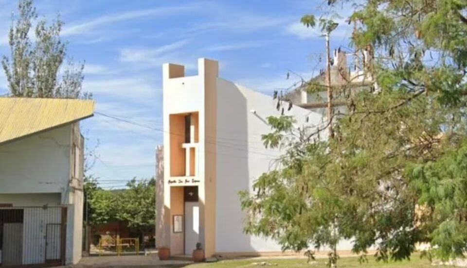 Robaron y profanaron una capilla en Malagueño: se llevaron hasta el vino