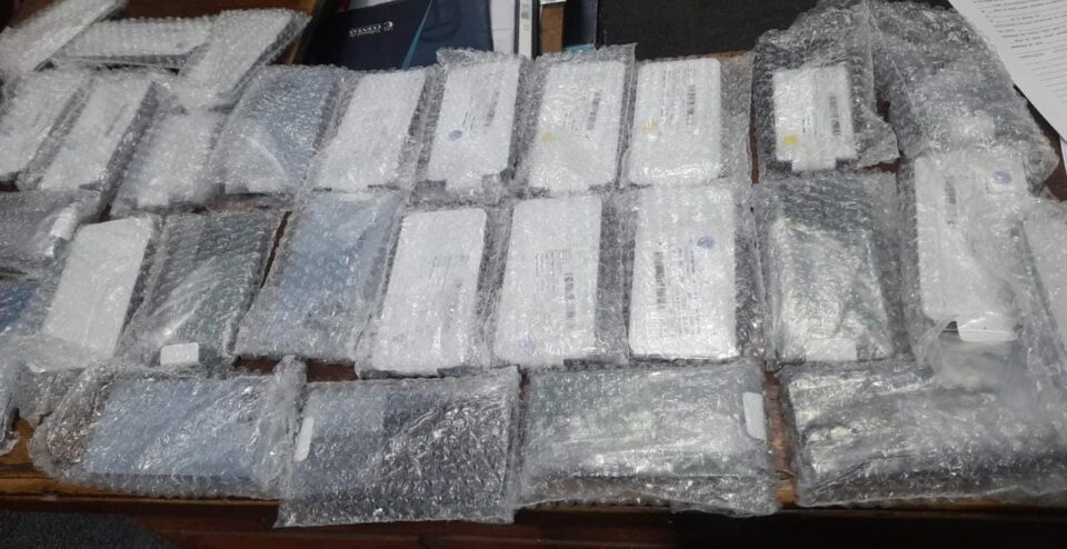 Intentaron sobornar a la Caminera con casi medio millón de pesos: los detuvieron con 29 iPhones ilegales