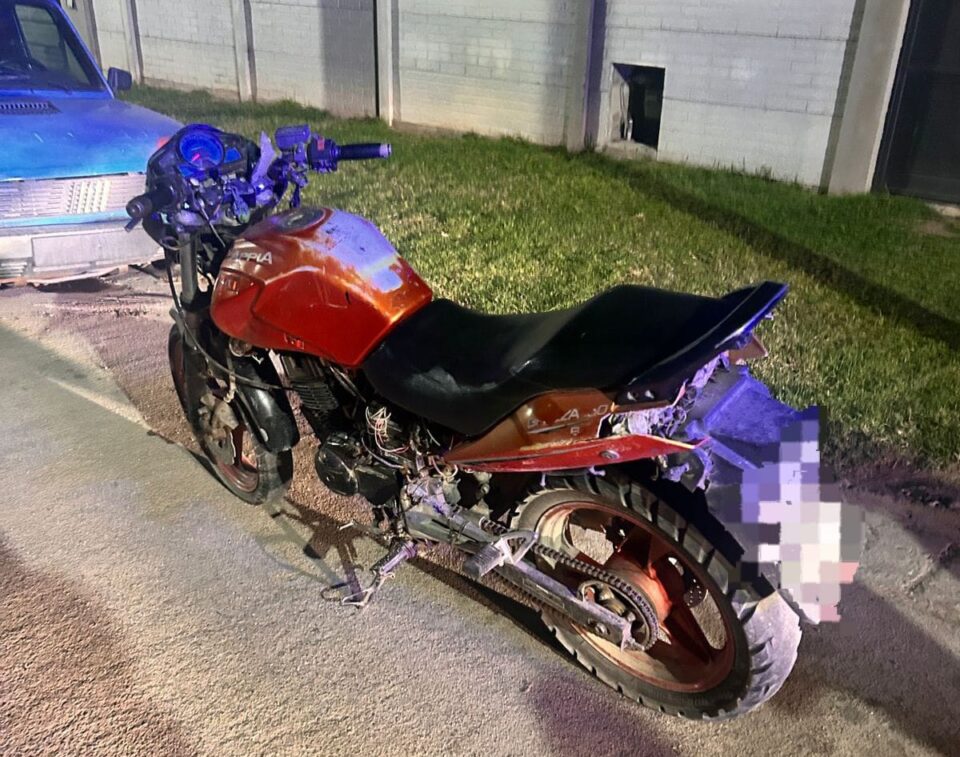 Sin casco, sin papeles y con menores a bordo: retienen una moto en el centro