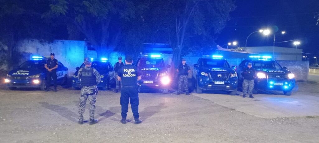 Sin casco, sin papeles y con menores a bordo: retienen una moto en el centro