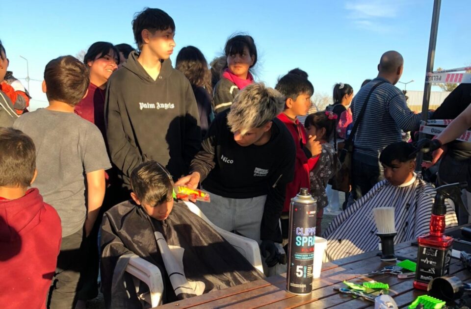 Cortes solidarios por una Navidad con juguetes: jóvenes barberos lanzan una nueva colecta