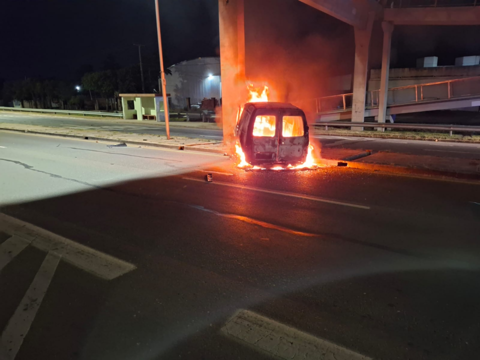 Madrugada fatal en la ruta 5: un auto chocó y se incendió con su conductor adentro