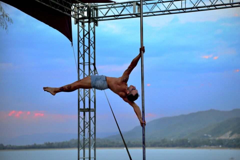 La historia de Joaquín: es instructor de pole y convirtió una etapa caótica en una nueva oportunidad en Berlín