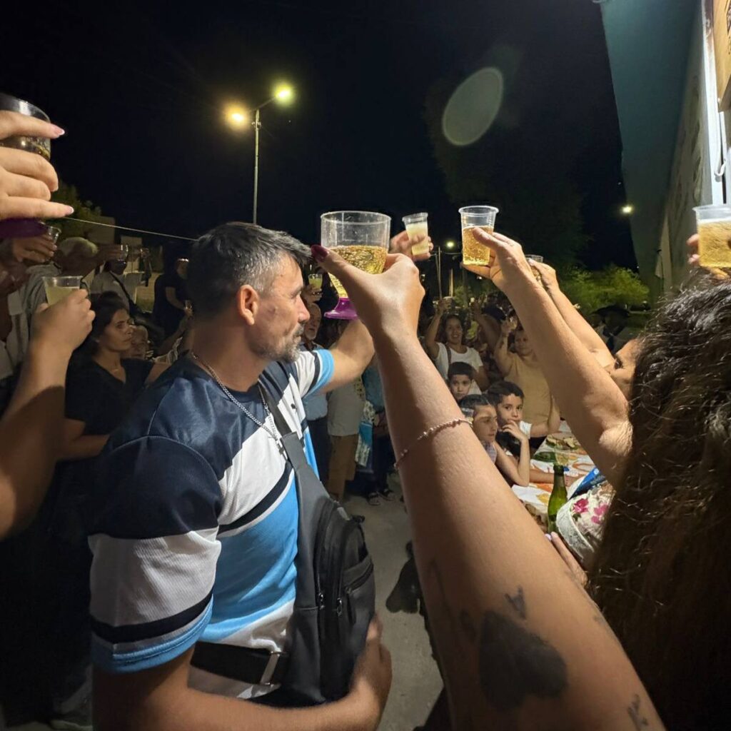 Barrio Liniers despidió el año con una noche cultural y encendido del árbol de Navidad