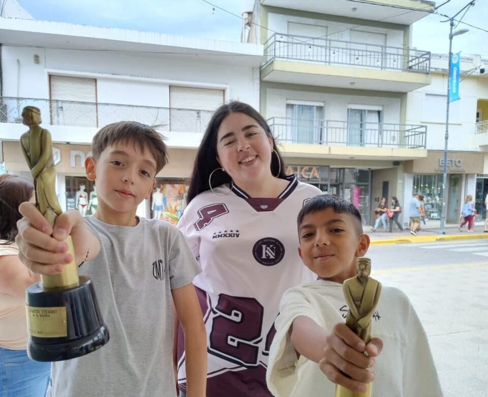 Orgullo regional: Felipe y Francisco, alzaron el Martín Fierro de la Danza