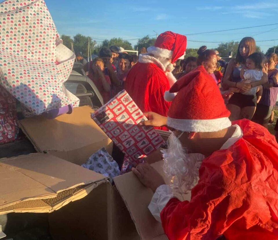 Niños y niñas de un merendero de Barrio Parque Virrey recibieron regalos de Navidad