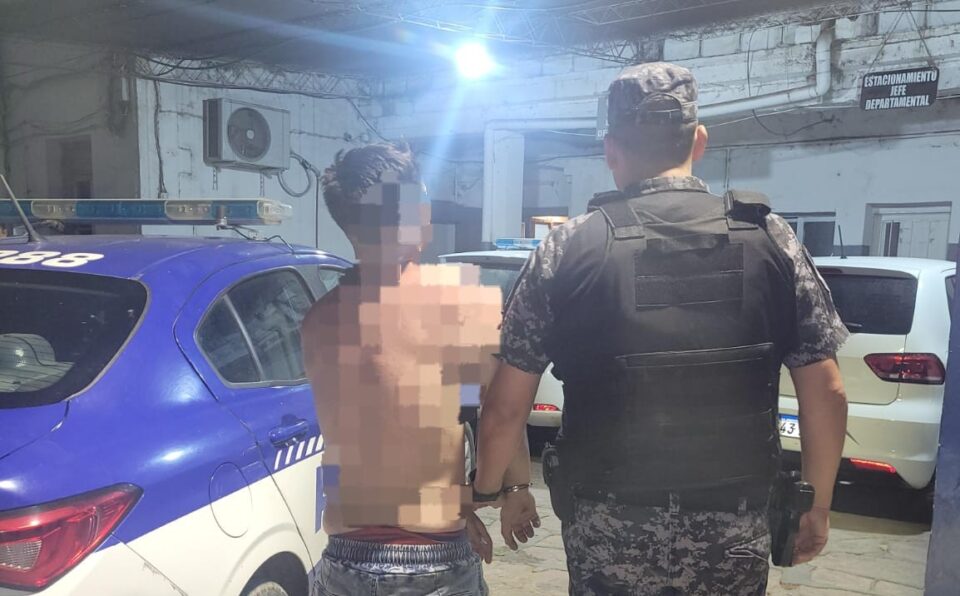 Intentó robar flotadores y un cargador en pleno balneario