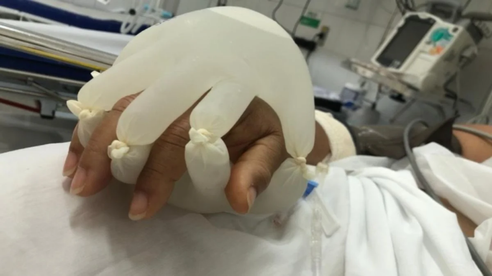 Cuando una caricia alcanza: el gesto que acompaña a los pacientes solos en diciembre