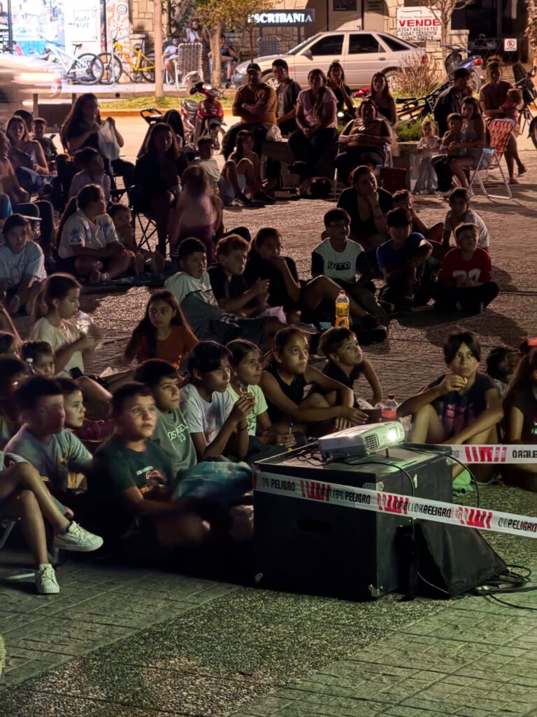 Plaza Evita colmada: Una multitud disfrutó del cine bajo las estrellas en Despeñaderos