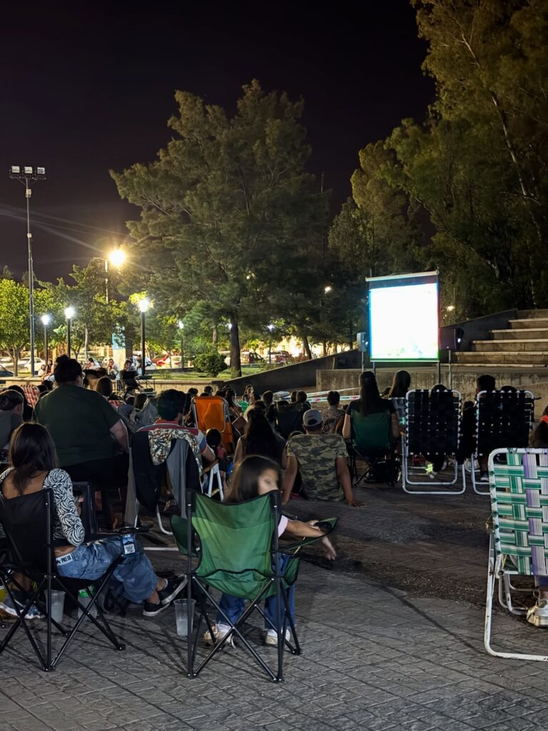 Plaza Evita colmada: Una multitud disfrutó del cine bajo las estrellas en Despeñaderos