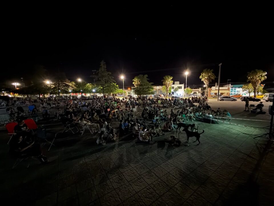 Plaza Evita colmada: Una multitud disfrutó del cine bajo las estrellas en Despeñaderos