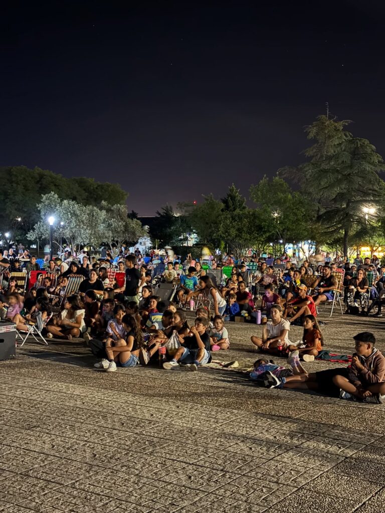 Plaza Evita colmada: Una multitud disfrutó del cine bajo las estrellas en Despeñaderos