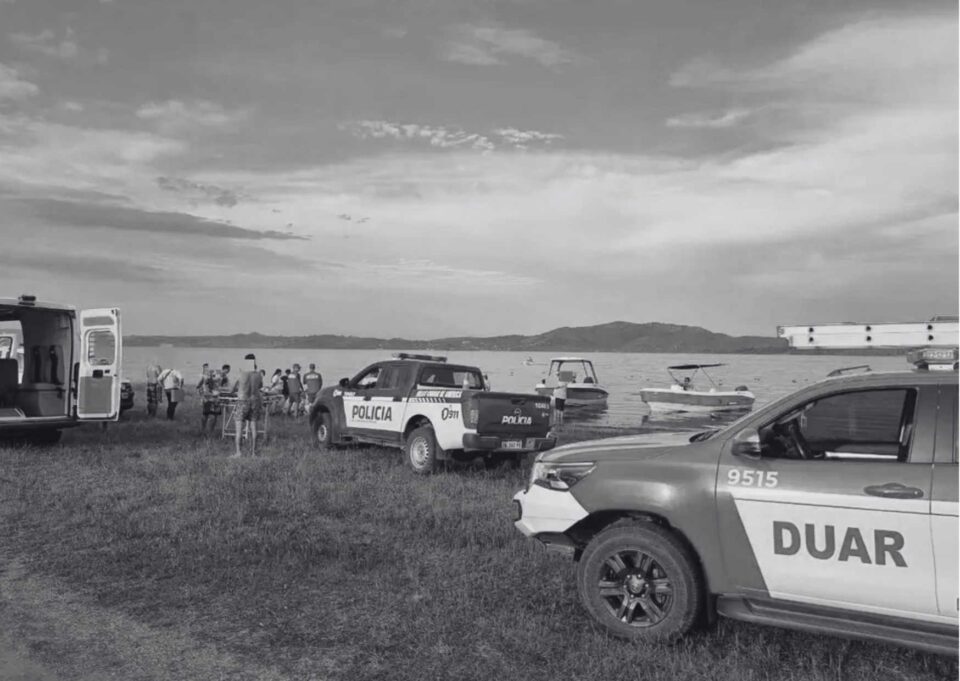 Hallan sin vida a un turista sobre un kayak en el lago Los Molinos