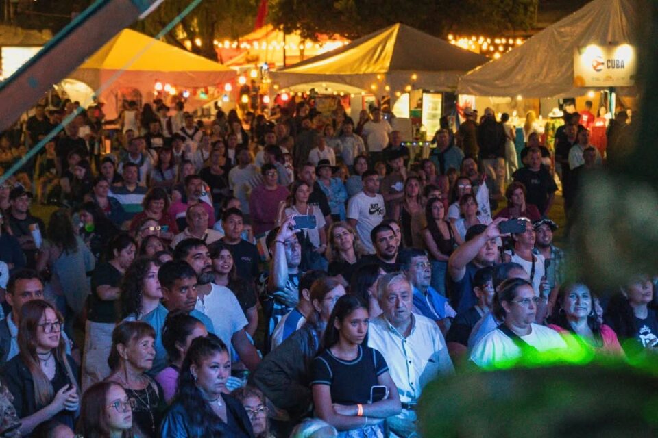 Ni la lluvia pudo frenar la fiesta: así arrancó la 37° edición de Colectividades