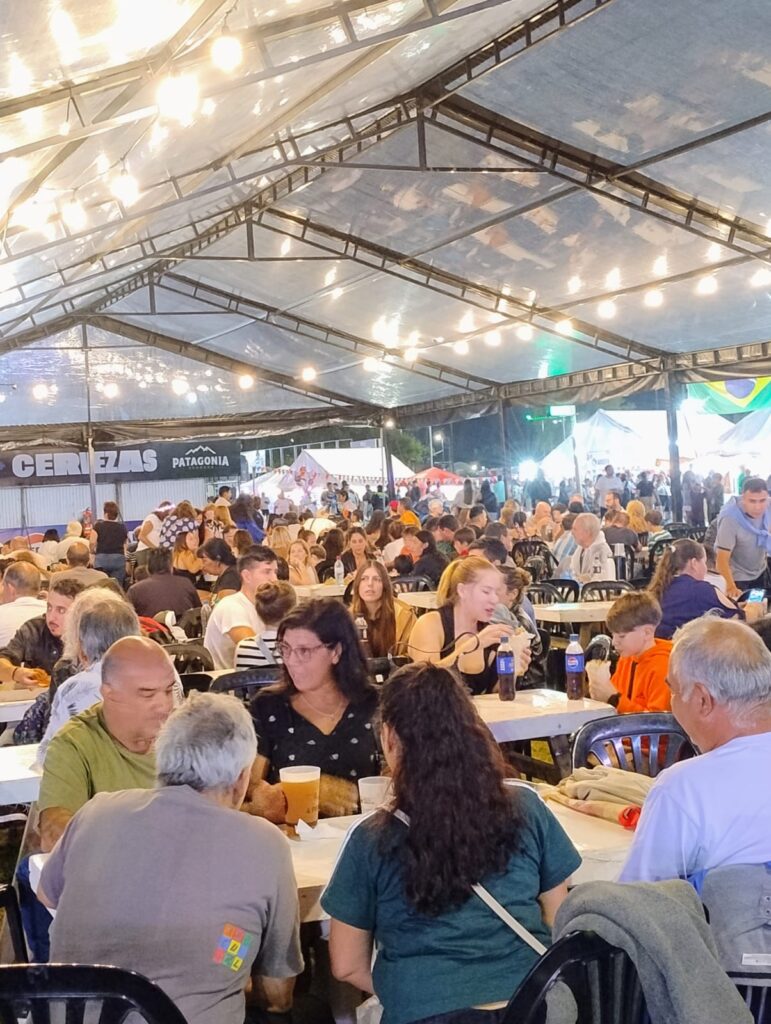 Ni la lluvia pudo frenar la fiesta: así arrancó la 37° edición de Colectividades