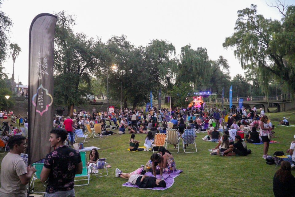 Carnaval a la orilla del Arroyo: peñazo y arte urbano para despedir el finde largo