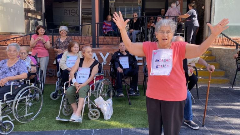 Abuelos ofrecieron abrazos gratis y emocionaron a todos en Carlos Paz