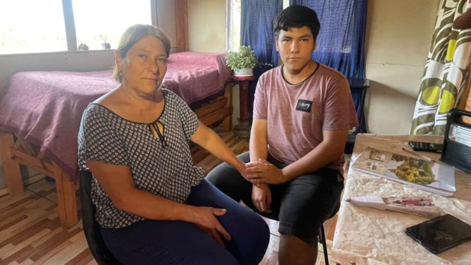 Vive en una casa sin luz ni agua y quiere ser traductor: ya no puede viajar a la UNC y pide ayuda