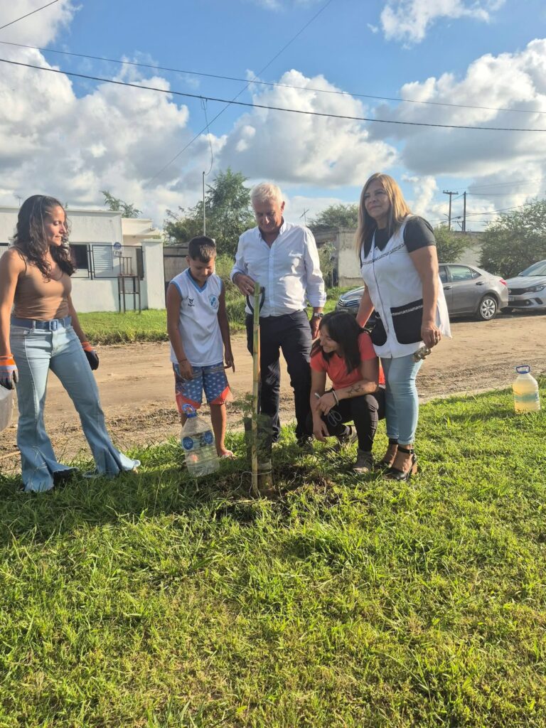 Plantaron 50 árboles en la canchita de Temperley en barrio Parque del Virrey