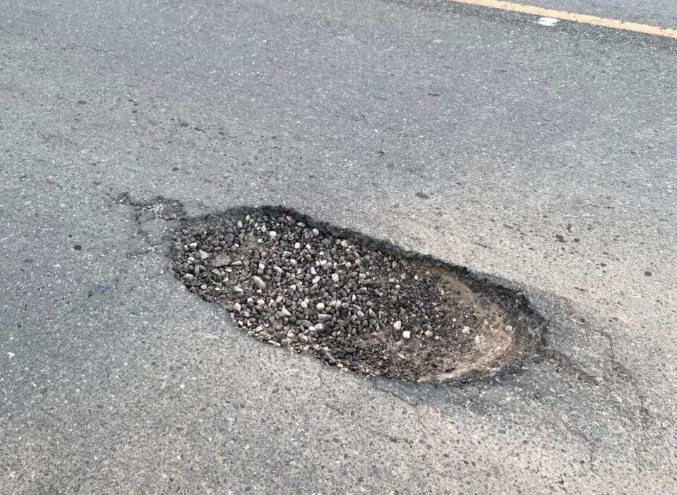 Una vecina denunció peligrosos baches en la ruta hacia La Bolsa que provocaron daños en vehículos