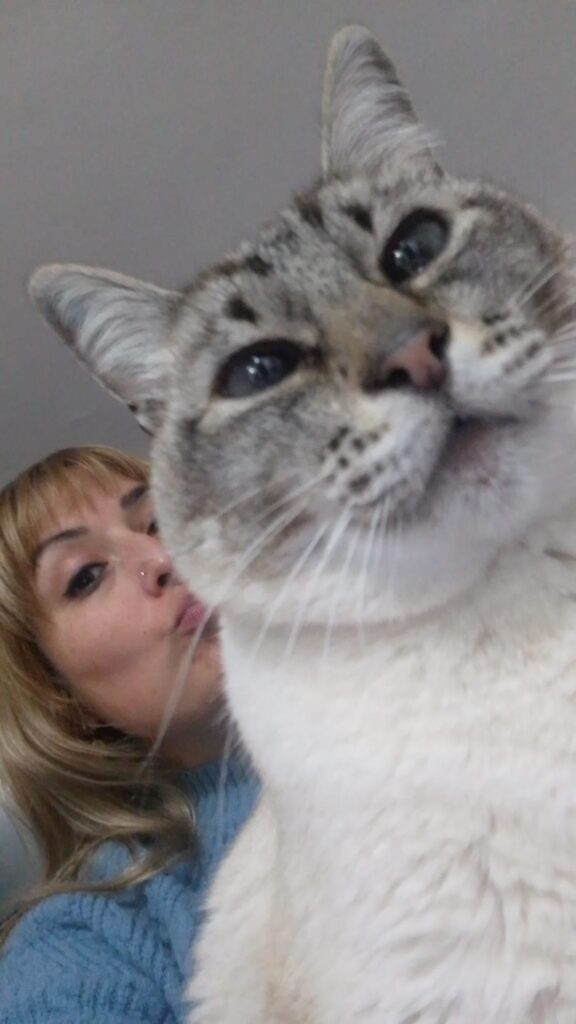 La historia de Ludmila: Eligió Europa, vive en Italia y no da un paso sin su gata Isabel