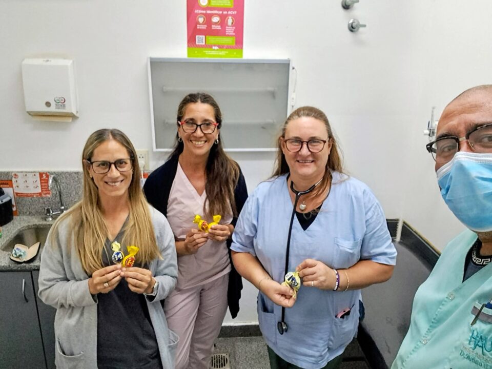 Un dulce gesto en el Hospital Illia para homenajear a mujeres que trabajaron en su día