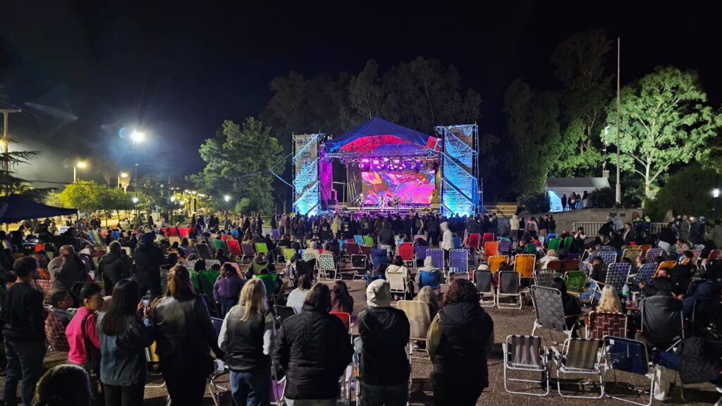 Multitudinario festejo por los 121 años de Despeñaderos con un cierre estelar a cargo de Los Tipitos
