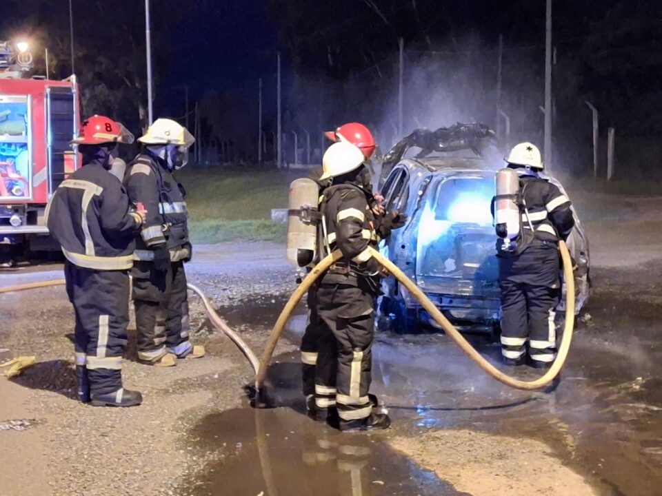 Un vehículo se incendió en plena Ruta 5 a la altura de Villa del Prado