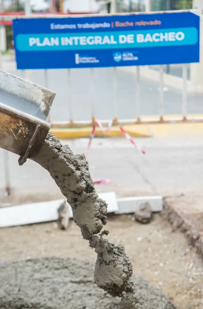 El municipio intervino y reparó baches en la ruta hacia Villa La Bolsa