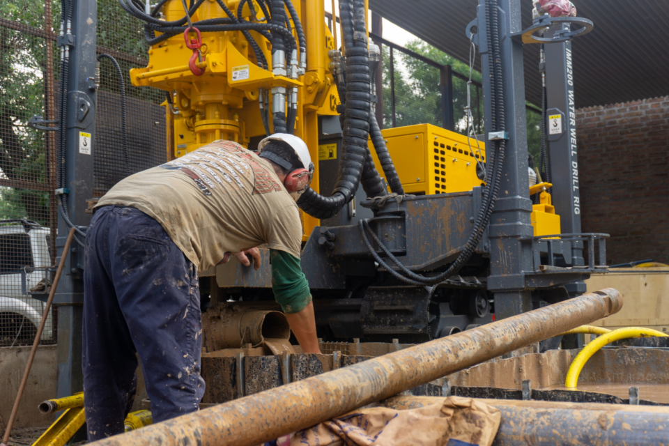 Este viernes, el intendente Sergio Cerda supervisó el avance de obra de la segunda perforación de agua de la localidad.