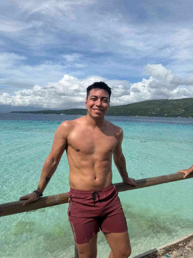 La historia de Axel: transformó el dolor en un libro autobiográfico y hoy vive en Alemania