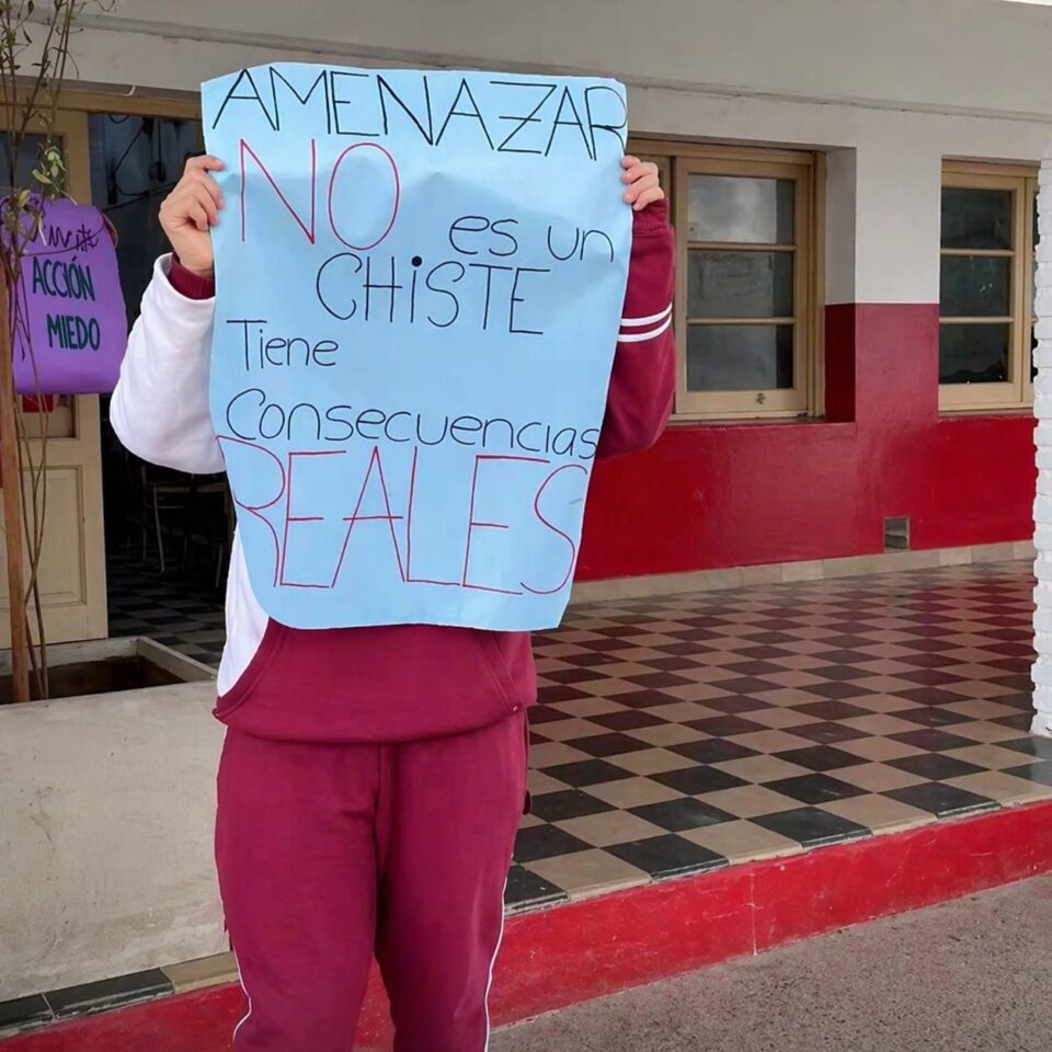 Estudiantes del IPEM 298 en contra de las amenazas en medio de la preocupación escolar