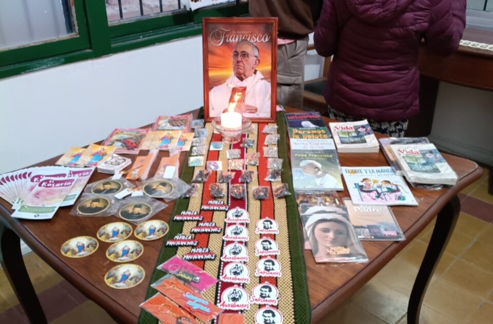 La parroquia de los Salesianos abrió su santería y recordó el legado del Papa Francisco