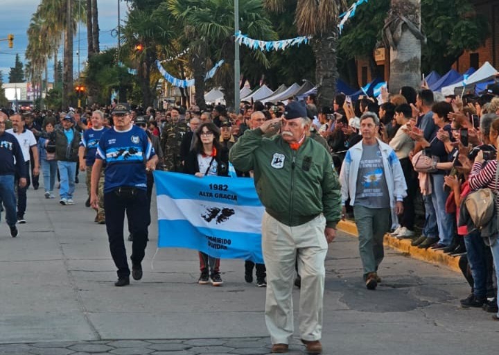 Alta Gracia se vistió de celeste y blanco con un desfile homenaje a Malvinas