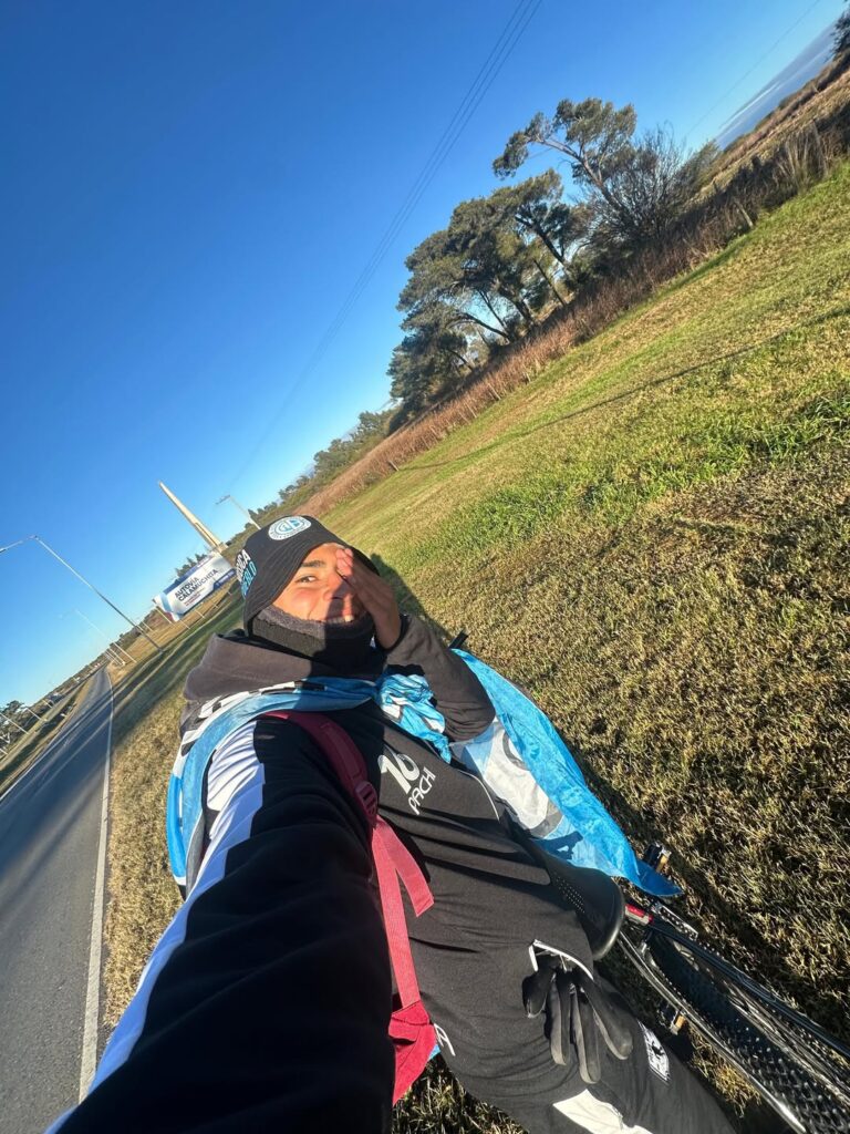 ¡Locura total por Belgrano! pedaleó desde Córdoba hasta La Gruta para cumplir una promesa