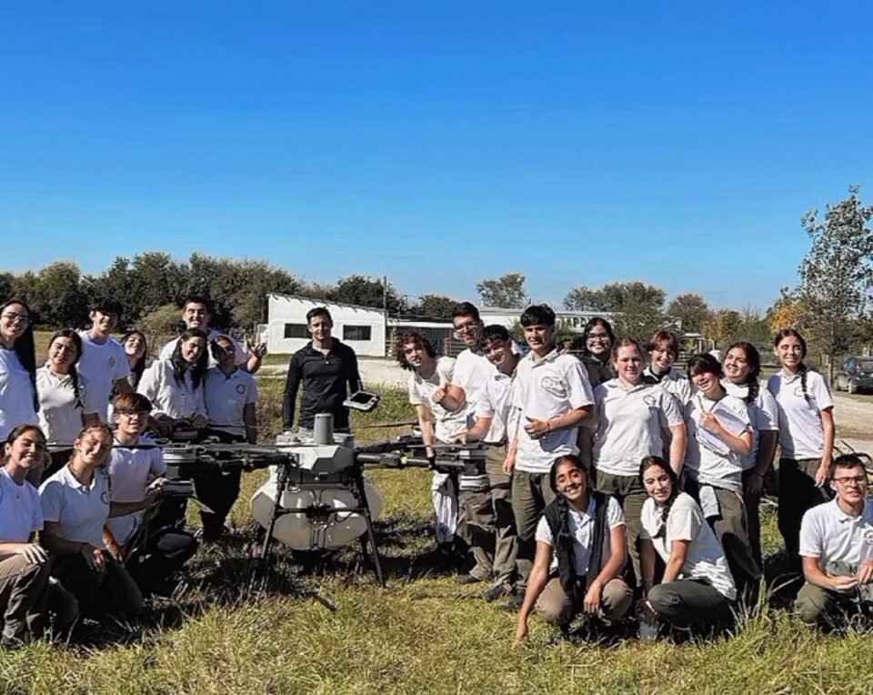 Estudiantes del Instituto Padre Domingo Viera participaron de una siembra aérea con drones