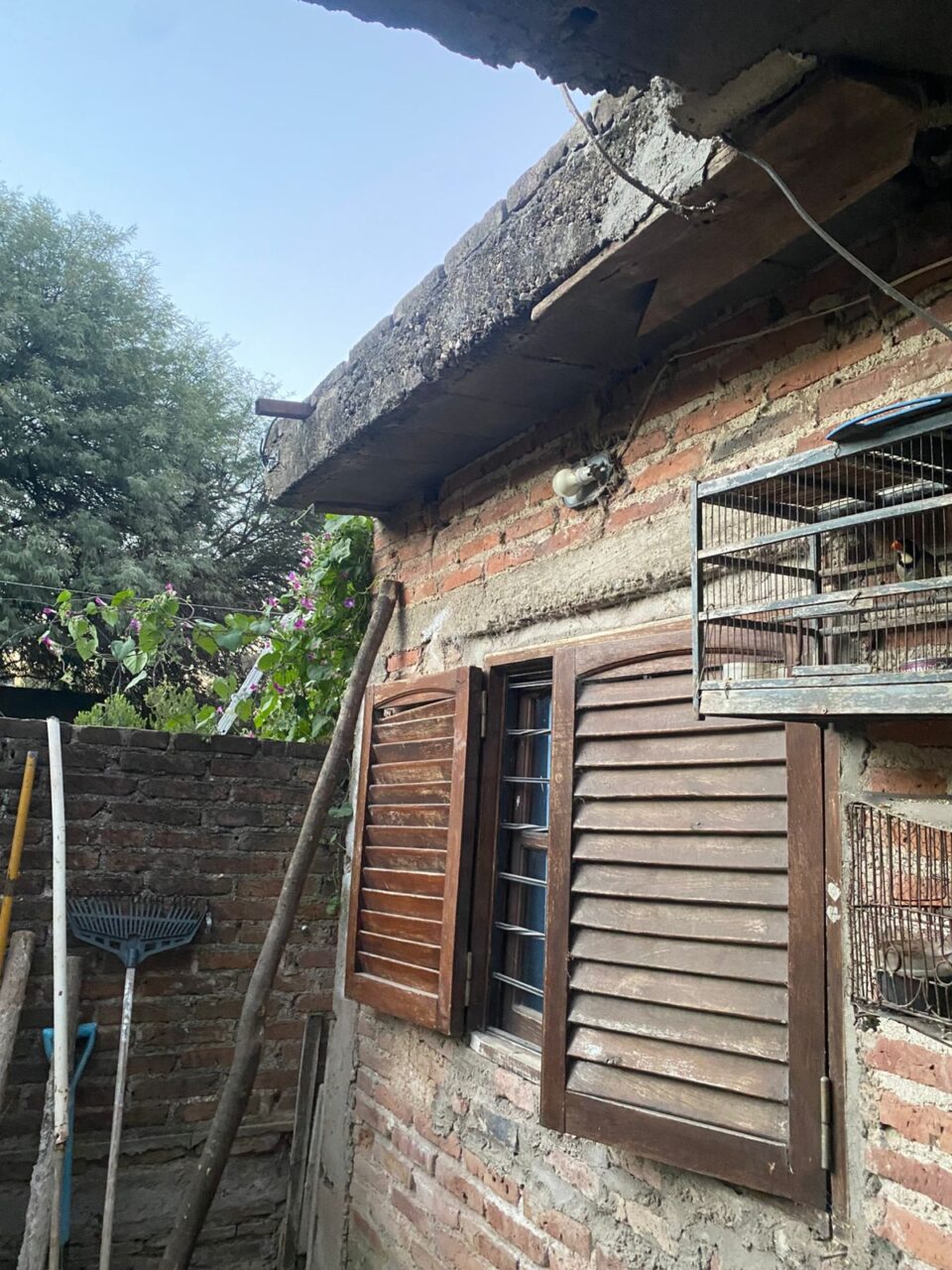 Una vida en peligro: advierten que una casa se está hundiendo en Parque Virrey
