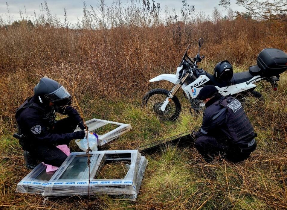 Recuperan aberturas robadas y una moto en distintos operativos