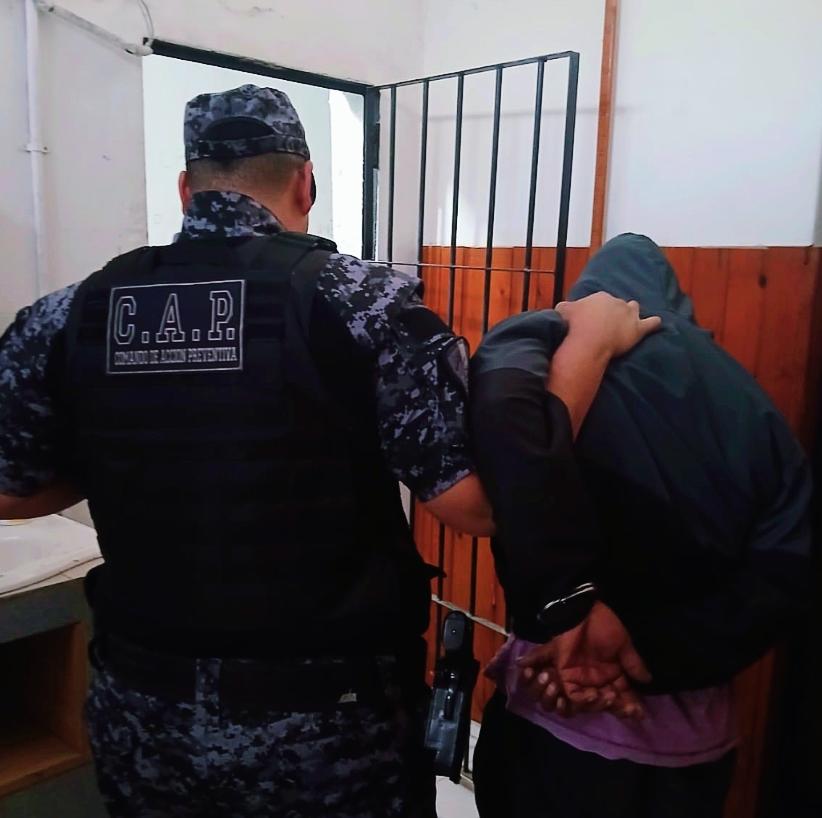 Con pedido de captura, lo atraparon en un control y cayó por un robo en Tres Gracias